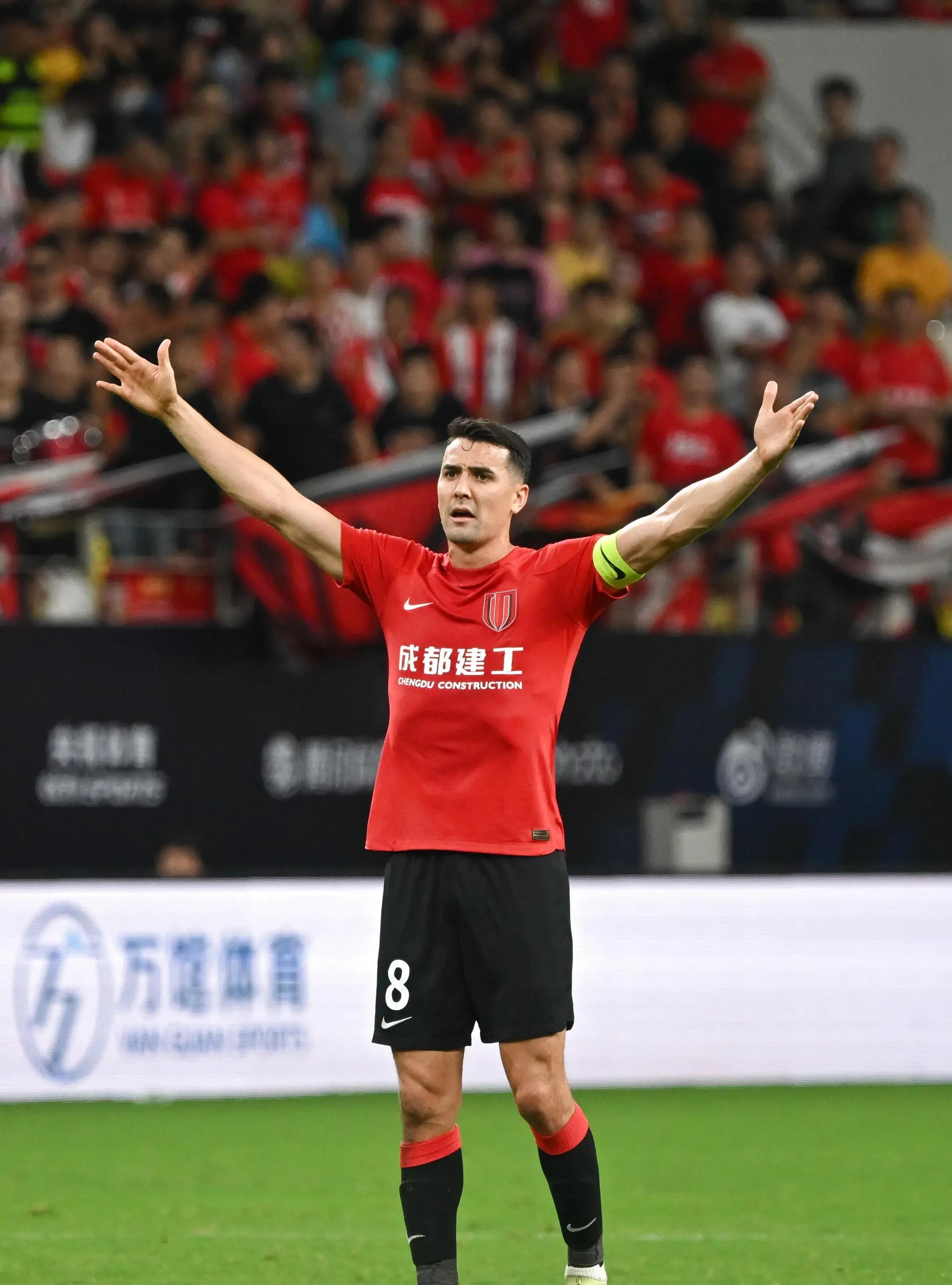 伊布被尼斯球员亲脖子 伊布被尼斯球员亲脖子