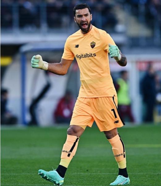 九游官网入口福利 -清晨罗马备战德国杯，防线松动细节曝光，震撼外界，心理建设被强调的简单介绍